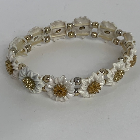 Daisy floral bracelet - Picture 1 of 3